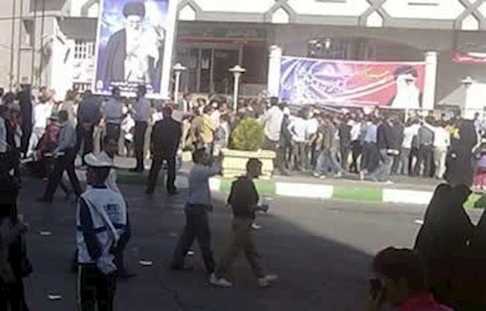 پاره کردن تصویر منحوس ولی فقیه ارتجاع توسط جوانان غیور کرمانشاه