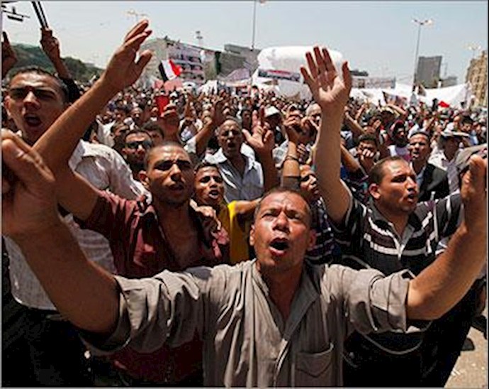 تظاهر کنندگان در میدان تحریر قاهره مصر