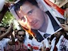 تظاهرکنندگان در سوریه عکس بشار اسد را به آتش می‌کشند
