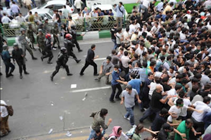 سرکوب تظاهرات توسط نیروهای سرکوبگر رژیم - آرشیو