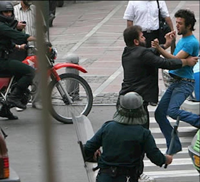 مأموران سرکوبگر لباس شخصی اقدام به دستگیری مردم می‌کنند - آرشیو
