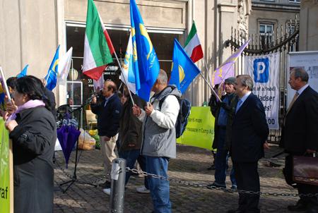 تظاهرات در کپنهاگ در حمایت از ساکنان اشرف همزمان با ورود بان کیمون