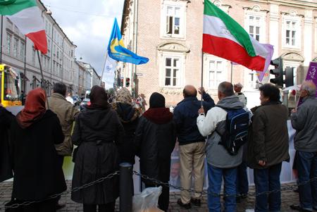 تظاهرات در کپنهاگ در حمایت از ساکنان اشرف همزمان با ورود بان کیمون