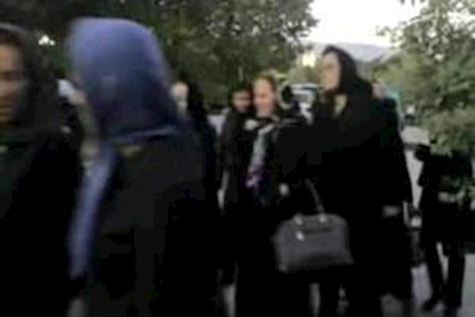 تجمع مادران شهدای قیام در پارک لاله تهران -آرشیو