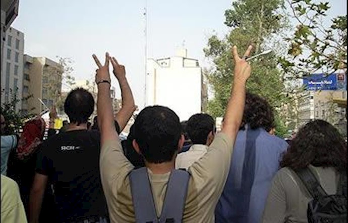 تظاهرات جوانان در خیابانهای تهران - آرشیو