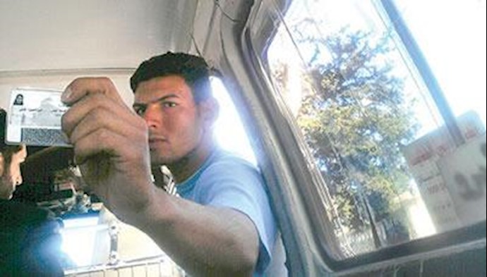 یک مأمور امنیتی سوریه در حال چك مدارک شناسایی ترددکنندگان در یکی از پستهای بازرسی ورودی به دمشق