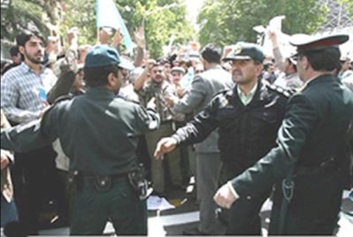 درگیری مردم با نیروهای سرکوبگر در اصفهان- آرشیو
