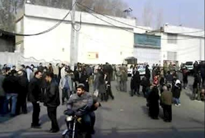 تجمع خانواده‌های زندانیان در مقابل زندان اوین - آرشیو
