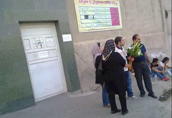 تجمع خانوادههای زندانیان در مقابل زندان اوین