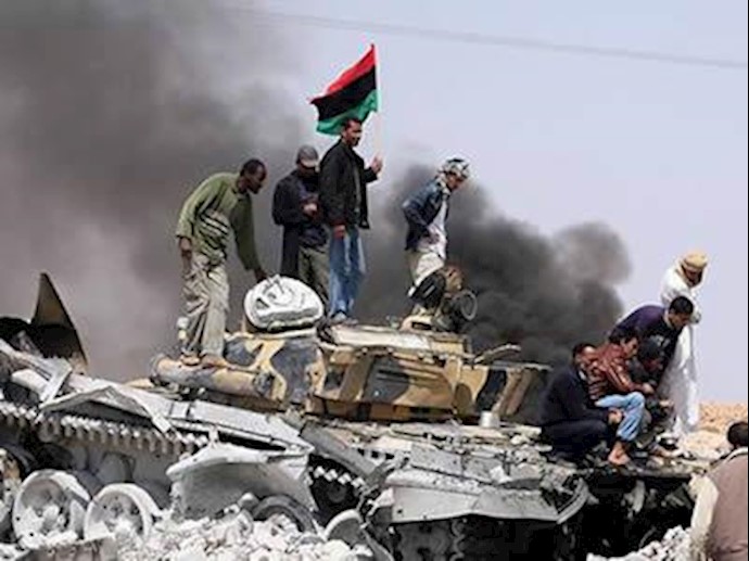 انقلابیون لیبی یک تانک نیروهای قذافی را تصرف کردند - آرشیو