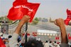 اشرفیان قهرمان در محاصره میخروشند