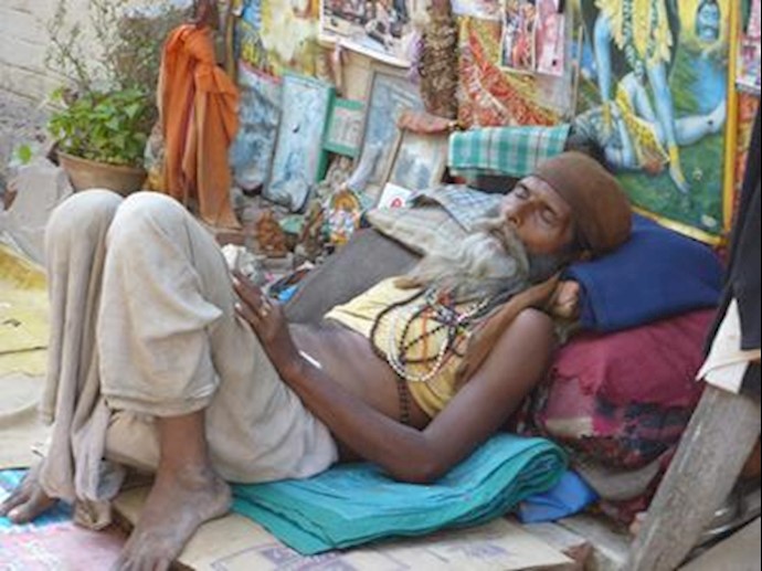 یک مرد فقیر هندی در حال استراحت