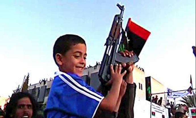 کودکان در میان انقلابیون لیبی - آرشیو