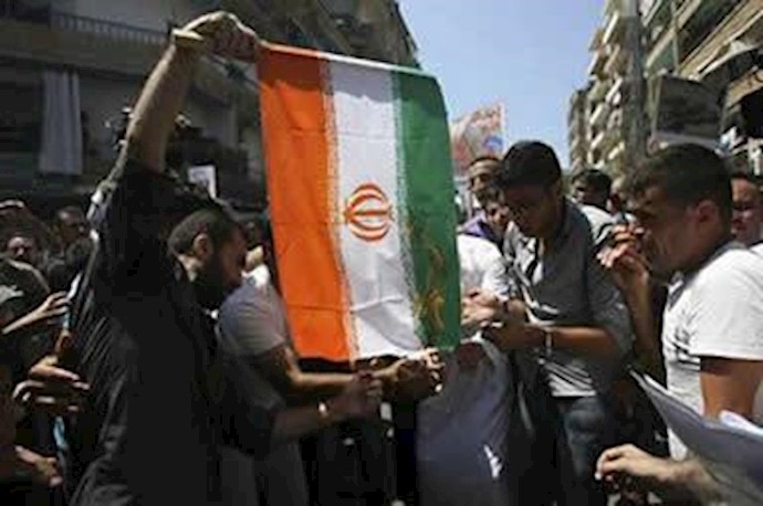 آتش زدن پرچم رژیم آخوندی توسط مردم منطقه- آرشیو