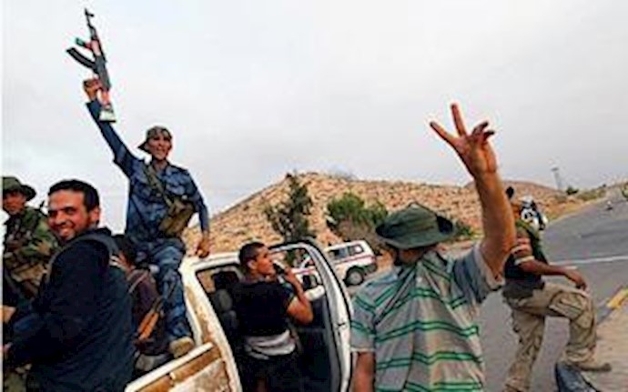 258077#شورشیان لیبی کنترل شهر کوهستانی را بازپس گرفتند
