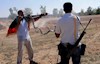 انقلابیون لیبی با نیروهای قذافی در گیر هستند