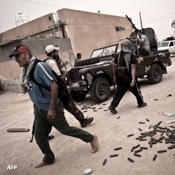 انقلابیون لیبی در جنگ با نیروهای قذافی