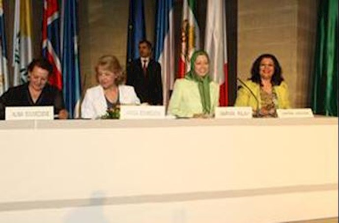 مراسم افطار با حضور خانم مریم رجوی 22 مرداد 1390