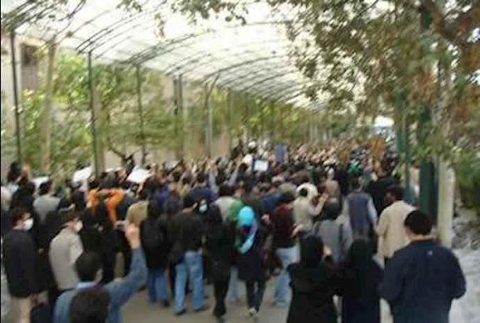 تظاهرات دانشجویی دانشگاه تهران _ آرشیو
