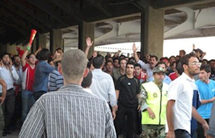 اعتراض جوانان در جریان مسابقه فوتبال در تبریز