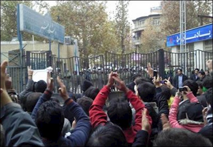 تظاهرات دانشجویان دانشگاه هنر در 16آذر - آرشیو