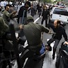دستگیری و ضرب‌وشتم یک جوان توسط ماموران سرکوبگر - آرشیو
