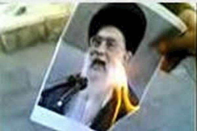آتش زدن عکس خامنه‌ای - آرشیو