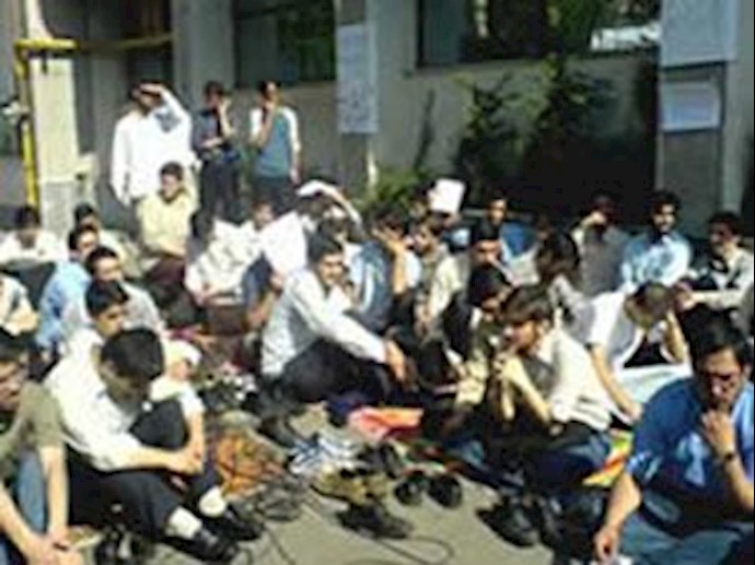 تجمع اعتراضی کارگران کارخانه - آرشیو