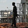 یک سرباز سودانی از تاسیسات نفتی حفاظت می‌کند