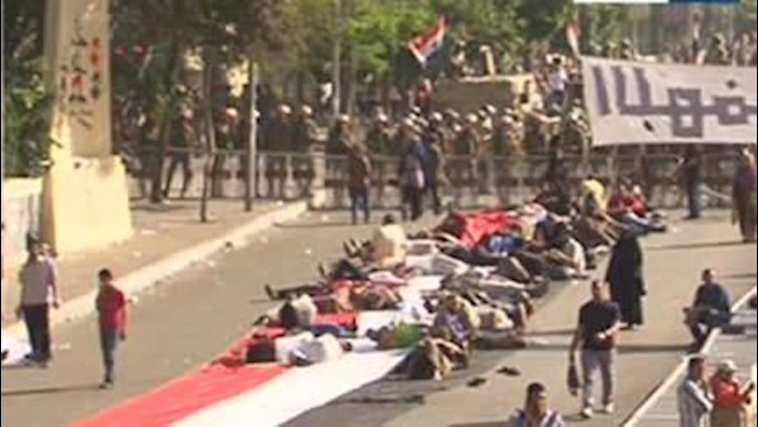 تظاهر کنندگان مصری مسیر تردد به وزرات دفاع را مسدود کردند