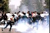 درگیری دانشجویان با مأموران سرکوبگر در کوی دانشگاه - آرشیو