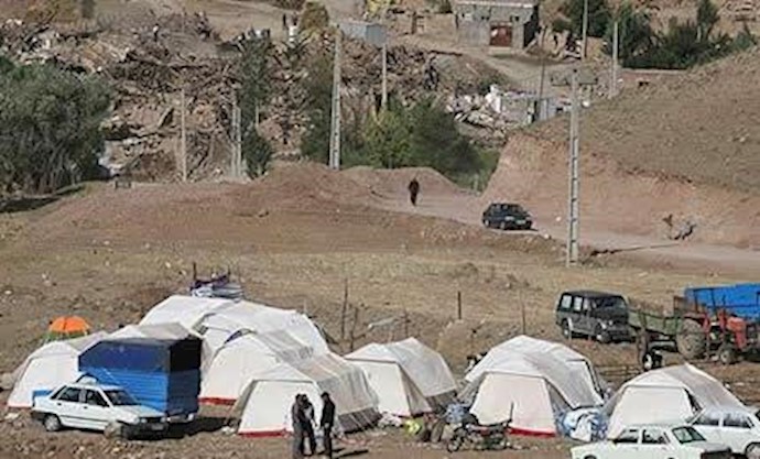 چادرنشینی زلزله زدگان آذربایجان همچنان ادامه دارد