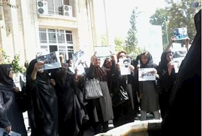 تجمع اعتراضی خانواده های زندانیان - آرشیو