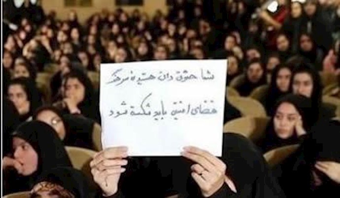 اعتراض دختران دانشجو به سخنان آخوند روحانی دردانشگاه ملی