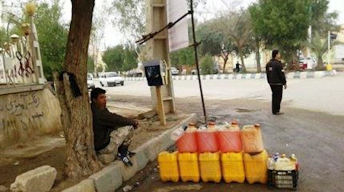 بنزین فروشی در کنار خیابان