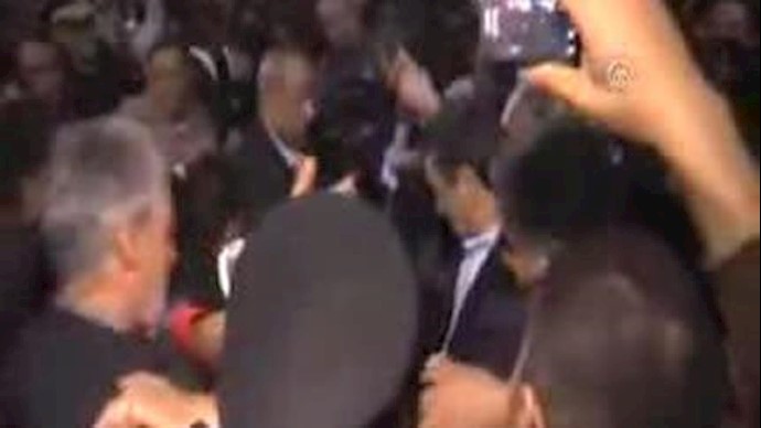 استقبال با لنگه کفش از  پاسدار احمدی نژاد در مصر