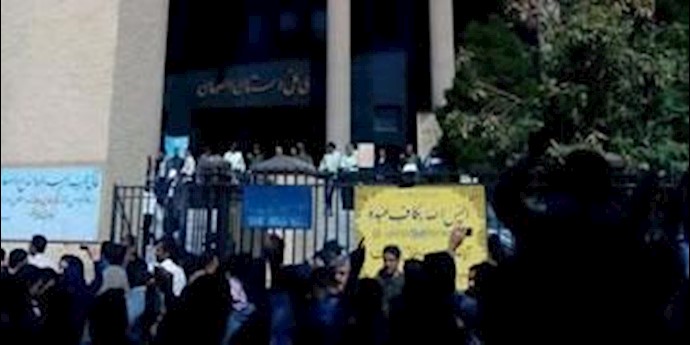 تجمع جلوی دادگستری اصفهان