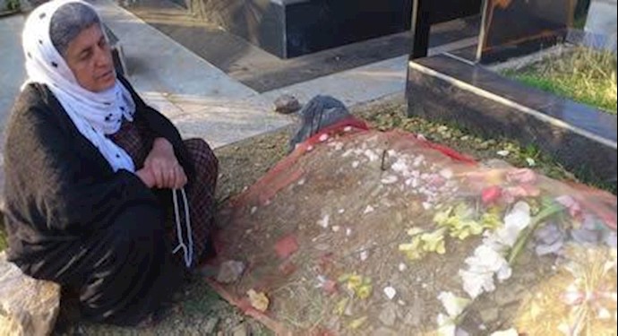مادر شیرکومعارفی بر سر مزارش