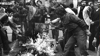 عكسي از روزهاي انقلاب ضد سلطنتى