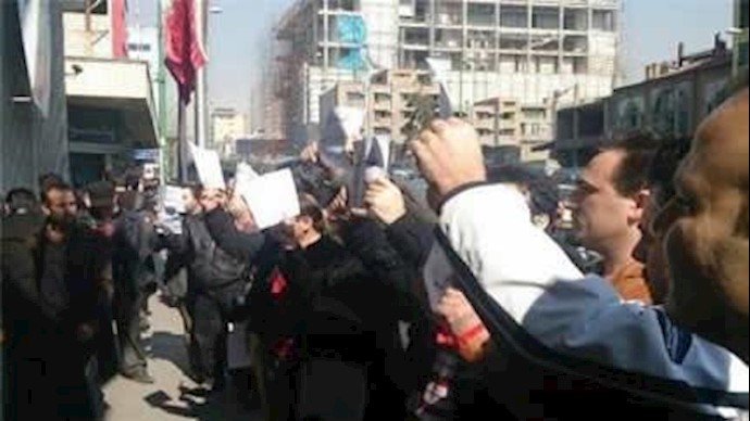 تجمع اعتراضی مقابل سازمان بورس - آرشیو