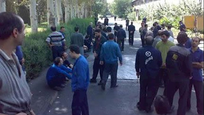 تجمع اعتراضی کارگران شرکت ایران تایر در تهران-آرشیو