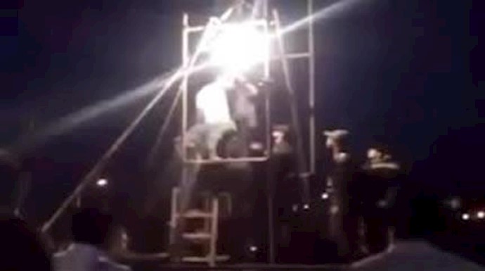 فیلم ضرب ‌و شتم اعدامی قبل از اعدام در کرج در ملاء عام