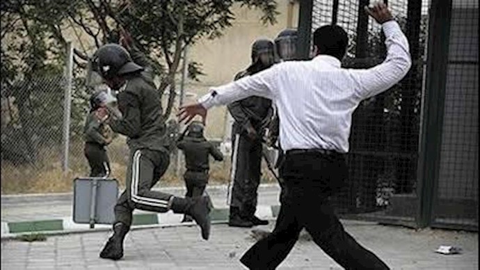 گوشمالی نیروی انتظامی توسط مردم-آرشیو