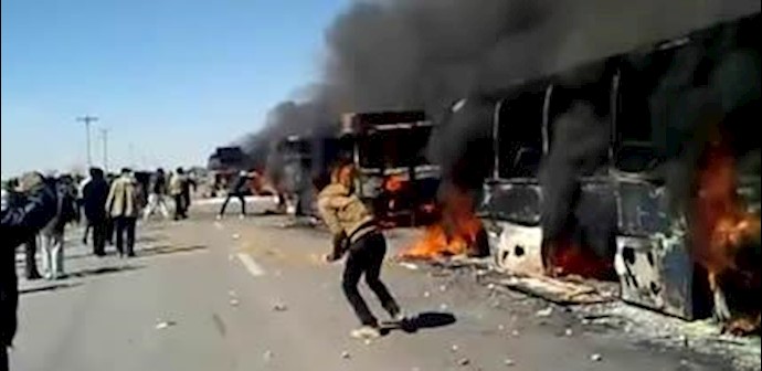به آتش کشیدن اتوبوسهای نیروی انتظامی توسط کشاورزان خشمگین ورزنه  اصفهان - آرشيو