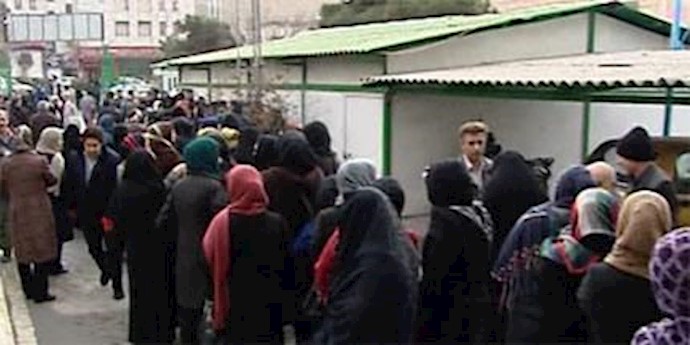 صف مردم برای گرفتن سبدکالا