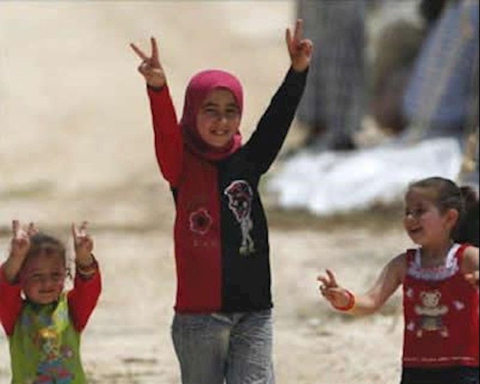 علامت پیروزی توسط دختران سوری