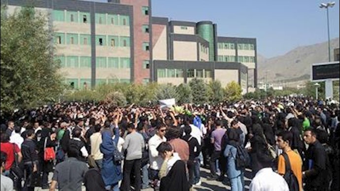 تجمع اعتراضی دانشجویان دانشگاه آزاد تهران - آرشيو