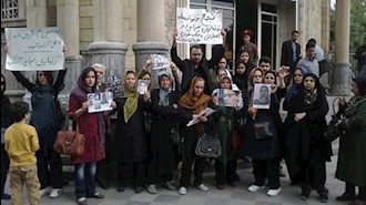 تجمع خانواده زندانیان سیاسی در جلوی دادسرای تهران 