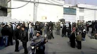 تجمع خانواده زندانیان در جلوی زندان اوین - آرشیو