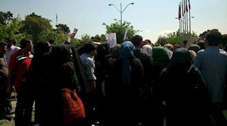 تجمع خانواده زندانیان سیاسی در جلوی مجلس ارتجاع - آرشیو